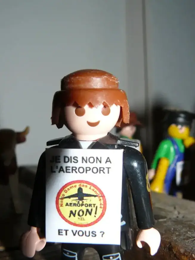 Les playmobils zadistes disent nddl photo