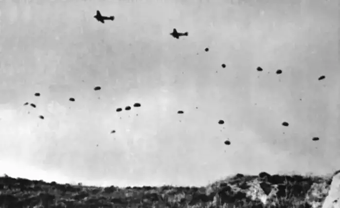 parachutistes allemands largués sur la crètre
