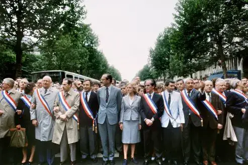 Le maire de Paris et président du RPR Jacques Chirac (6e-G), avec à ses côtés, notamment (G-D), Jean-Pierre Fourcade, sénateur UDF de Hauts-de-Seine, Michel Poniatowski (UDF), Charles Pasqua (RPR), Michel Giraud (RPR), son épouse Bernadette Chirac, Claude Labbé (RPR), défile le 24 juin 1984 à Paris en tête d'une manifestation d'opposition de droite soutenant "l'enseignement libre". Fondateur et ancien président du parti gaulliste Rassemblement pour la République (RPR), ancien maire de Paris (1977-1995), Jacques Chirac a été Premier ministre de Valery Giscard d'Estaing de 1974 à 1976. Il retrouve Matignon de 1986 à 1988 pendant le premier septennat du président socialiste François MItterrand. Au second tour de la présidentielle de 1988, il est battu par Mitterrand. Jacques Chirac a été élu président de la République le 07 mai 1995.