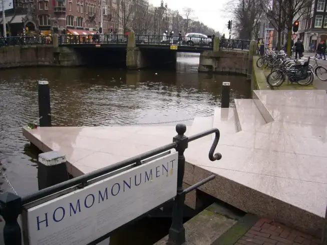 Homomonument QXZ homomonument photo