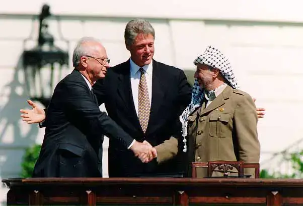 Bill_Clinton,_Yitzhak_Rabin,_Yasser_Arafat_accords oslo