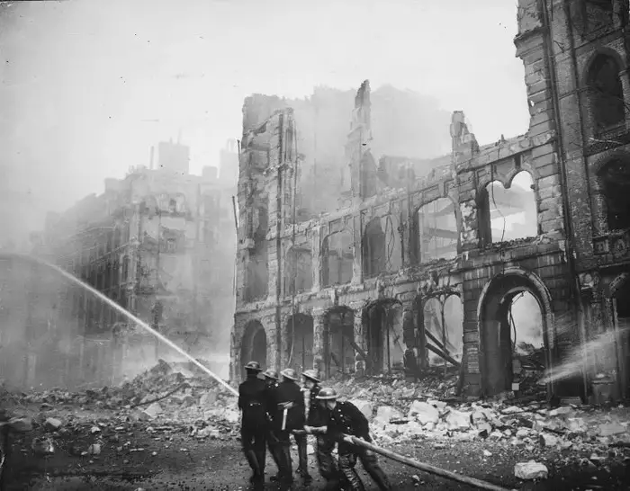Pompiers éteignent un incendie après les bombardements du Blitz, débuté un 7 septembre