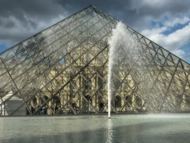 Paris : le Louvre CpaKmoi pyramide louvre photo