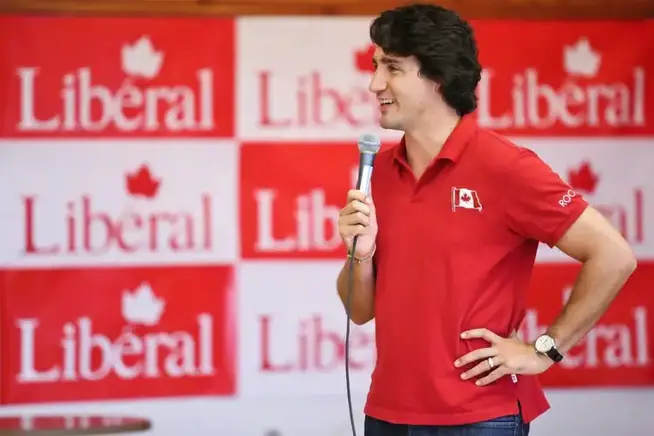 Justin speaks with local supporters in Whitehorse. / Justin discute avec des sympathisants de Whitehorse. Justin Trudeau justin trudeau photo