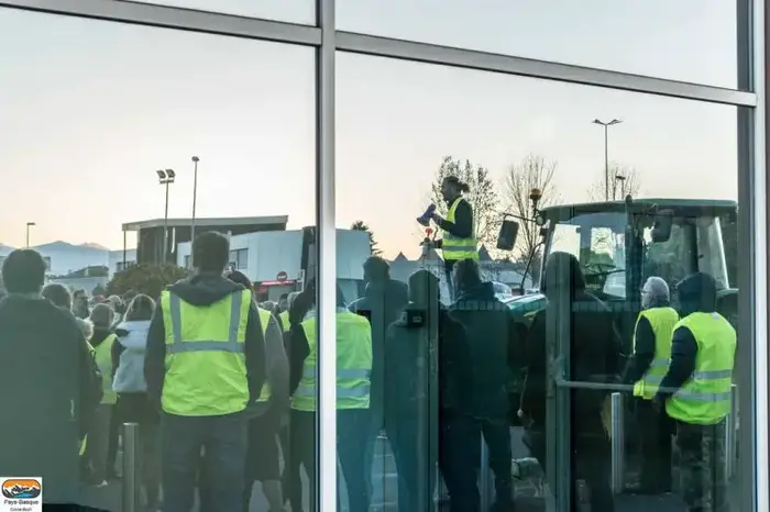 Les gilets jaunes, Yellow vests! https://pays-basque.coline-buch.fr/ gilet jaune photo