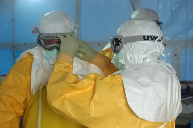 Preparing to enter Ebola treatment unit by CDC Global Health medecin sans frontiere photo