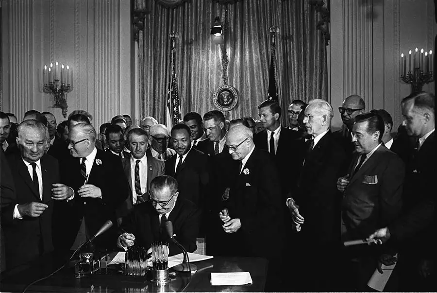 Lyndon Johnson signant le Civil Rights Act