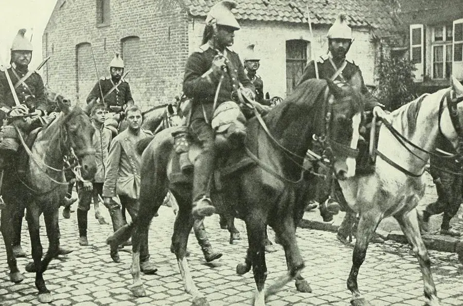 cavalerie française et prisonniers allemands