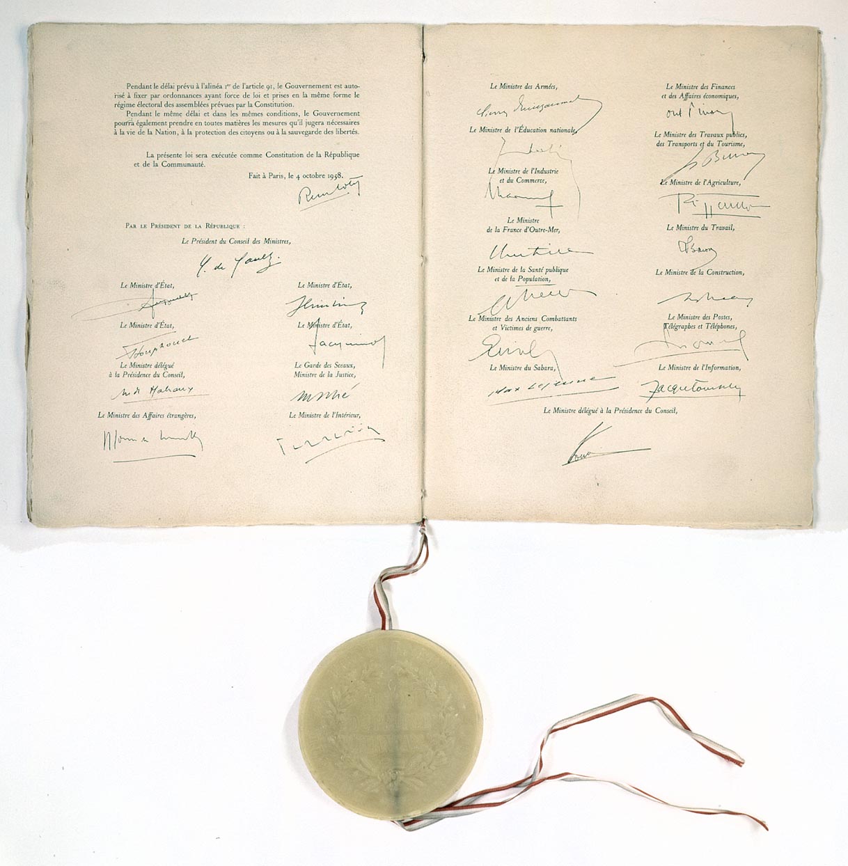 Constitution_de_la_Ve_République_(4_octobre_1958)_Page_de_signatures_-_Archives_Nationales_-_AE-I-29_bis_n°_19