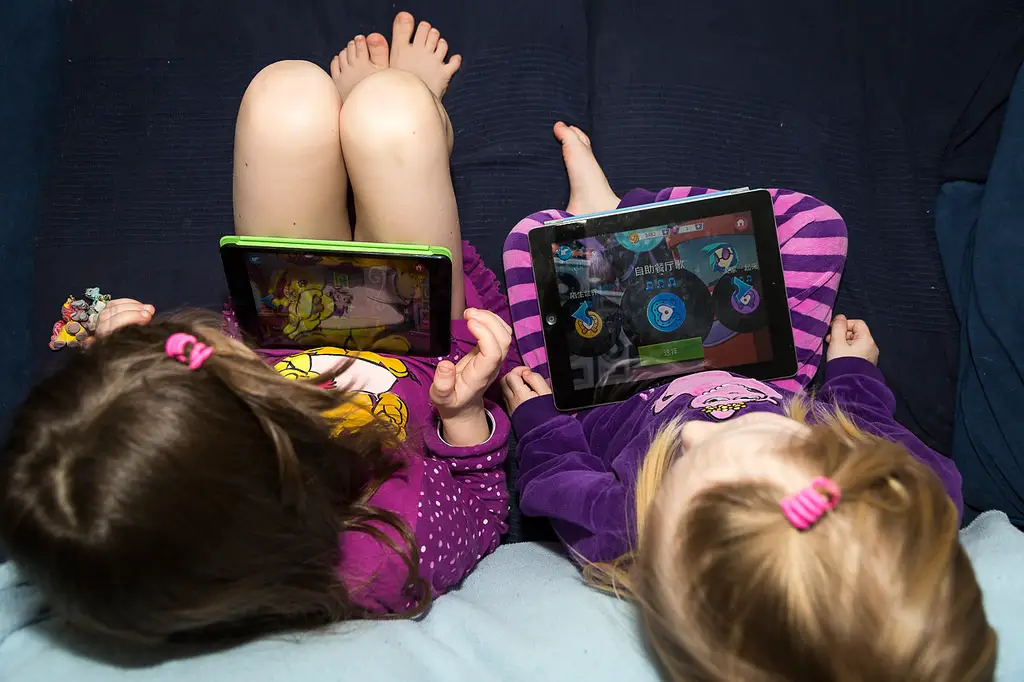 enfants jouant avec un ipad et un smarphone