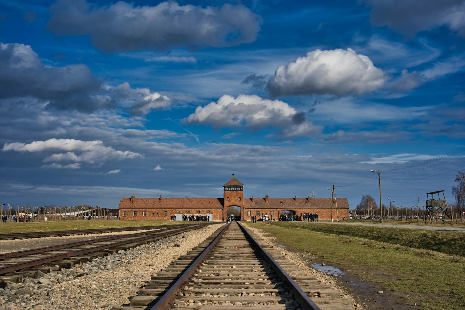 27 avril 1940 Himmler ordonne la construction d'un camp de concentration à Auschwitz. Plus d'1,1 million de personnes y mourront, dont environ 900 000 le jour de leur arrivée. Le camp sera libéré le 27 janvier 1945 par l'Armée rouge.