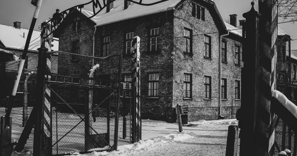 27 janvier 1945 Le camp de concentration d'Auschwitz-Birkenau en Pologne est libéré par l'Armée Rouge. Il était le plus grand camp d'extermination, de concentration et de travail du troisième Reich.