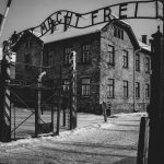 27 janvier 1945 Le camp de concentration d'Auschwitz-Birkenau en Pologne est libéré par l'Armée Rouge. Il était le plus grand camp d'extermination, de concentration et de travail du troisième Reich.