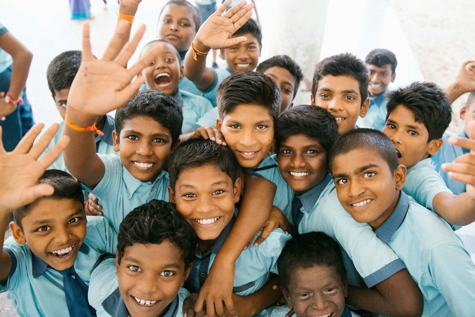 1er avril 2010 En Inde, on promulgue une loi rendant l'école obligatoire pour les enfants de 6 à 14 ans, et même gratuite pour les plus démunis. 